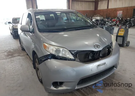 2017 Toyota Sienna Le 8 Passenger z USA, uszkodzony, nr VIN 5TDKZ3DC1HS872569
